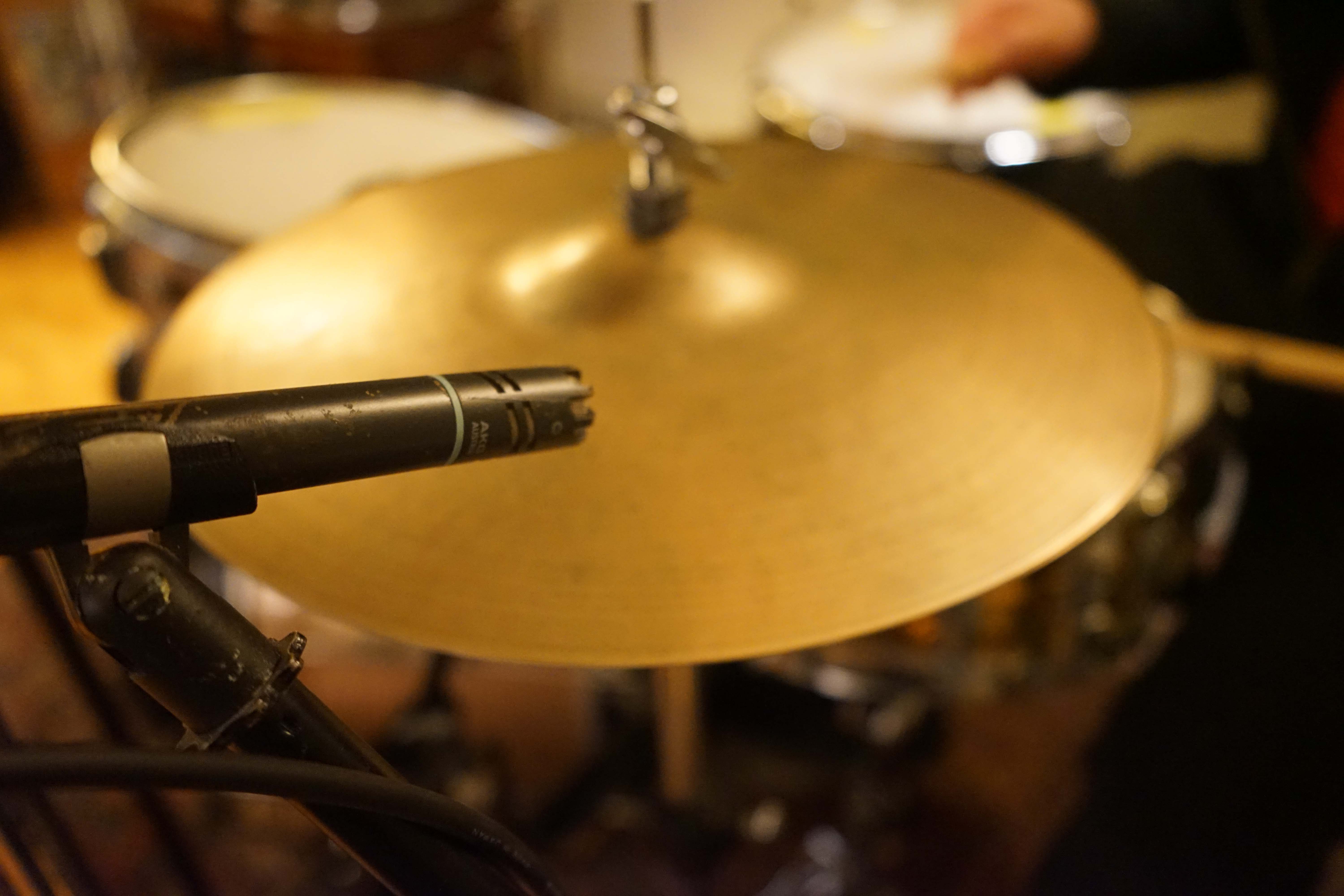 The microphone is placed in a way that it stays clear from the cymbals